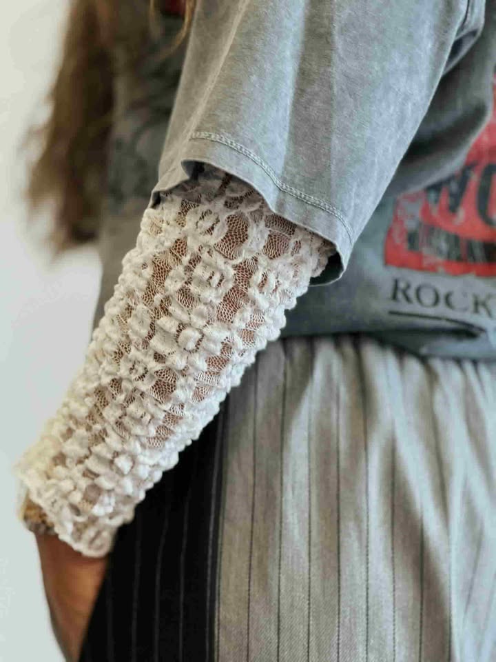 Grey T-shirt with lace NG404